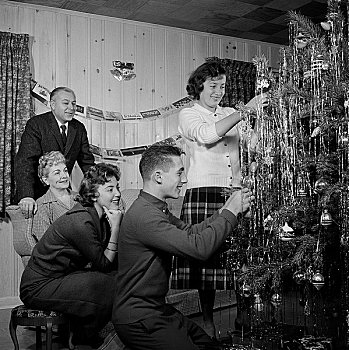 家庭,准备,圣诞树,客厅