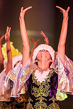 新疆歌舞表演舞台剧照