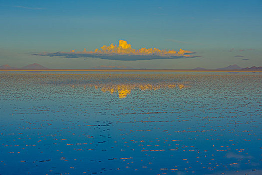 玻利维亚天空之镜乌尤尼盐湖日出