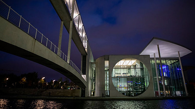 德国柏林施普雷河旁的现代建筑
