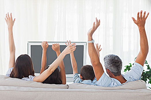 家庭,看,电视,上升,手臂,沙发
