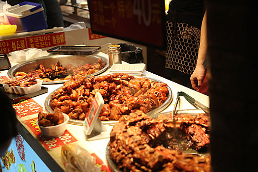 广东省深圳市,东门步行街人流如织,数百种特色美食让人流连忘返