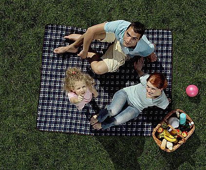 家庭,坐,毯子,野餐