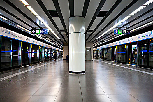 明亮的地铁站台
