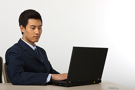 商务男士使用笔记本电脑