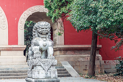 南京灵谷寺,山门前的石狮子