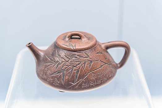 上海博物馆的清道光宜兴瞿子冶刻竹纹紫砂壶