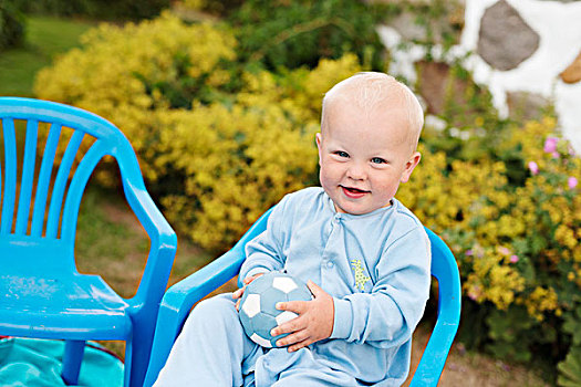 男婴,坐,塑料制品,椅子,后院