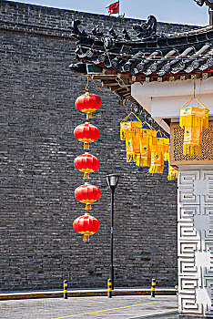 陕西省西安古城城墙下的红灯笼