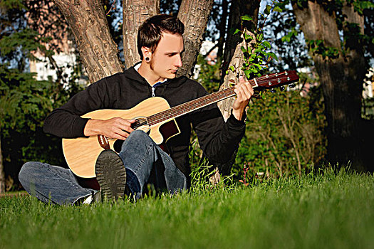 男青年,弹吉他