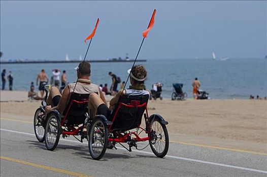 后视图,两个男人,三轮车,橡树,街道,海滩,湖,岸边,驾驶,芝加哥,伊利诺斯,美国