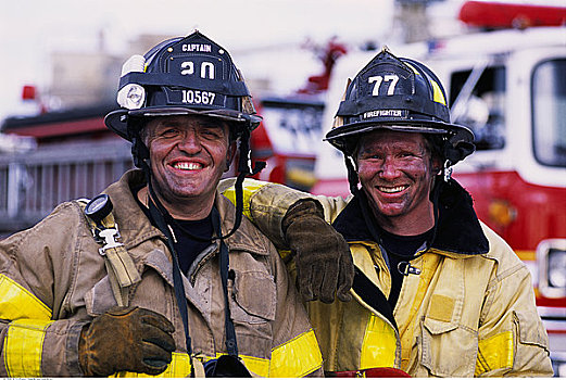 肖像,两个,男性,消防员,站立,靠近,消防车