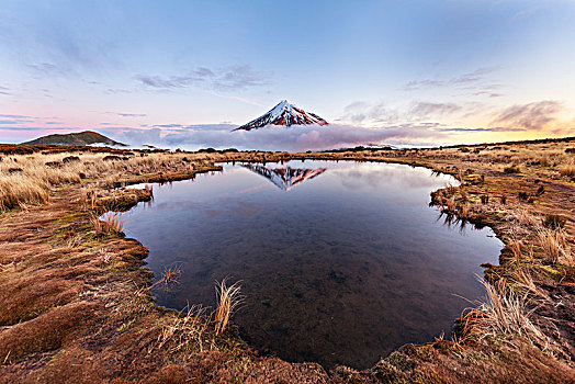 反射,山中小湖,湖,云,层状火山,塔拉纳基,日落,艾格蒙特国家公园,新西兰,大洋洲