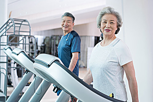 老年夫妇在健身房健身