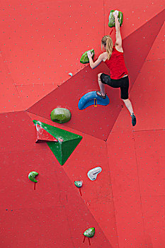 2013世界杯,中国,重庆,攀岩赛在重庆市大渡口区拉开帷幕,来自俄罗斯,法国,德国,韩国等28个国家和地区的运动员正在进行女子攀岩赛比赛