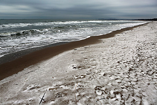 秦皇岛金海湾北戴河浅水湾辛丑牛年第一场春雪景色怡人