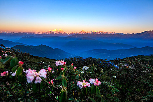 贡嘎山春季全景晨曦远景