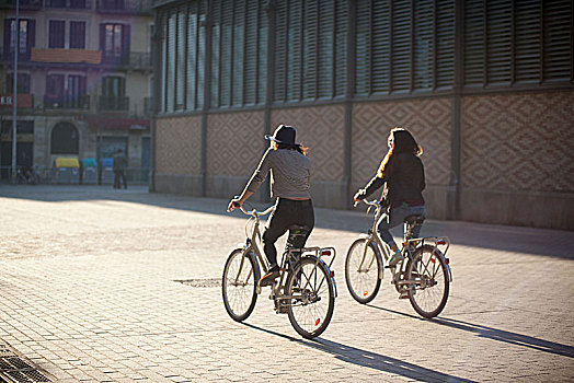 两个,美女,自行车,巴塞罗那,加泰罗尼亚,西班牙