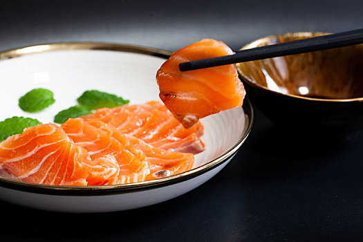 日本料理三文鱼特写