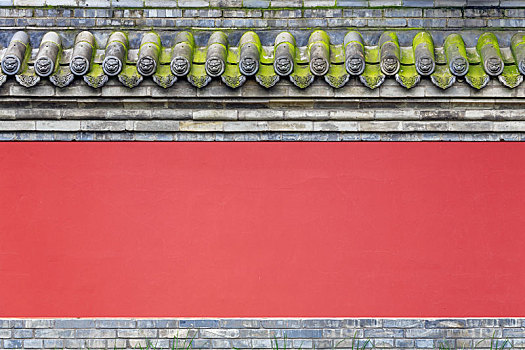灰色瓦当红色墙面的中式传统围墙
