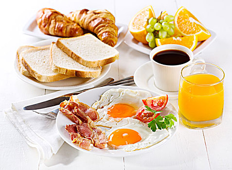 早餐,煎鸡蛋,牛角面包,果汁,咖啡,水果
