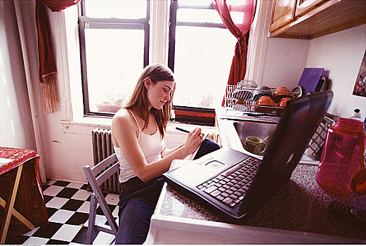 女人,笔记本电脑,厨房