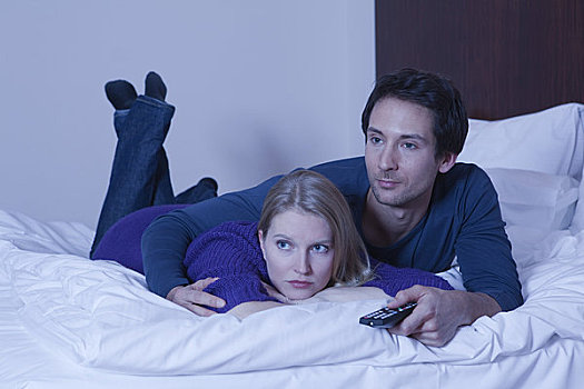 伴侣,床上,看电视
