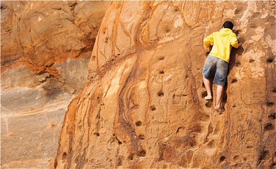 男孩,砂岩,岩石墙,滨海地区,男性,攀登