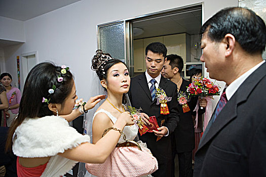 中式婚礼,伴娘,放,项链,新娘,看