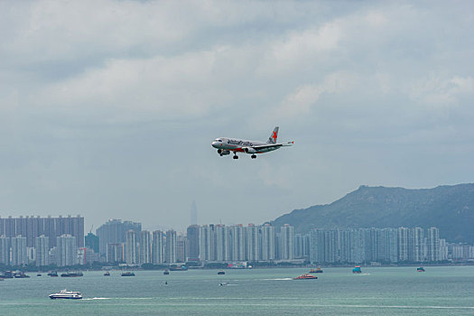 一架越南捷星太平洋航空的客机正降落在香港国际机场