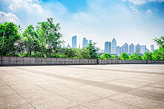 蓝天下的城市公园,市中心天际线的背景