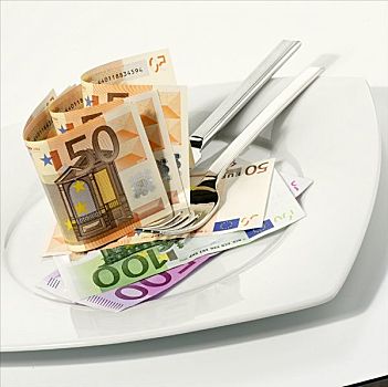 欧元钞票,盘子,刀,叉子