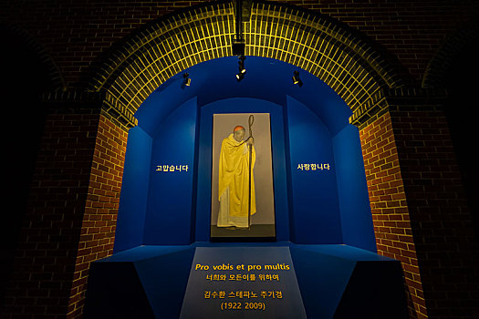 韩国首尔明洞天主教堂上的教宗肖像