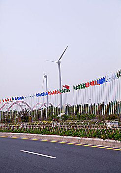 风力发电车和飘扬着旗帜的旗杆
