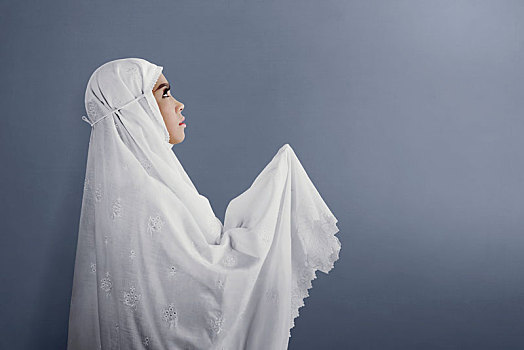 侧面视角,亚洲人,穆斯林,女人,戴着,薄纱,祈祷