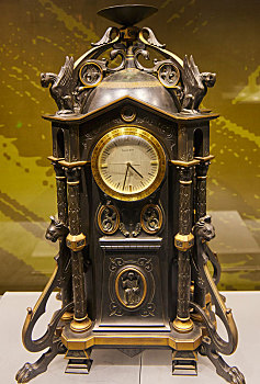美国19世纪铜制雕花座钟