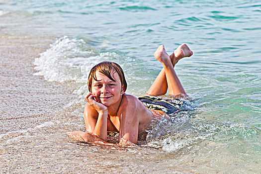 男孩,享受,卧,海滩,海浪
