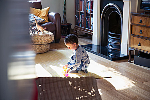 男孩,睡衣,玩,玩具,客厅,地面