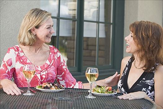 两个女人,沙拉,葡萄酒,桌子,平台