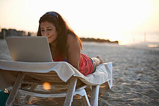 成年,女人,躺着,海滩,沙滩椅,看,笔记本电脑,迪拜,阿联酋