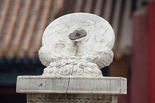 北京故宫里的古代记时工具汉白玉的,日晷,的特写