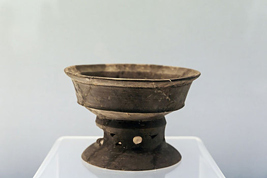 上海博物馆藏崧泽文化黑陶镂孔豆