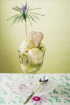 圣代冰淇淋,香草冰淇淋,猕猴桃