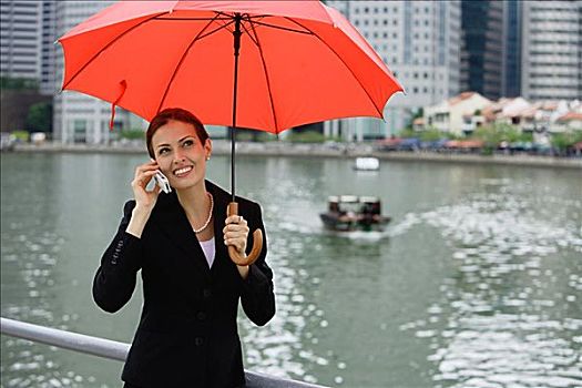 职业女性,红色,伞,打手机,河,背景