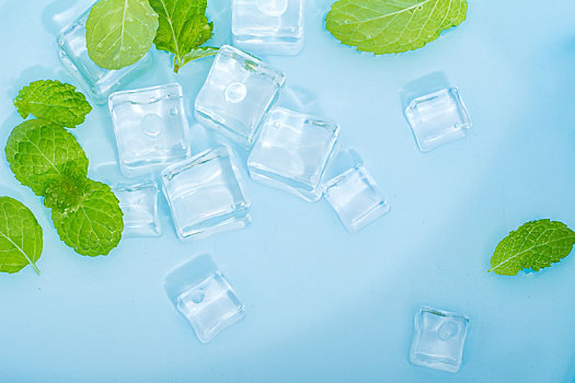 加冰塊檸檬的氣泡水