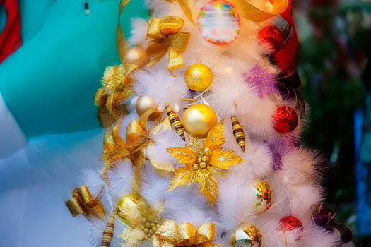 以华丽的白色耶诞树及饰品为背景,制作成耶诞贺卡