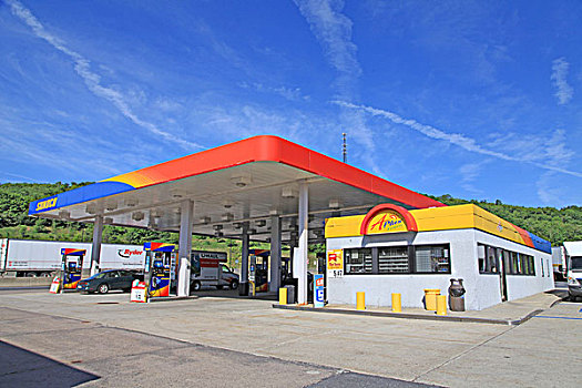 美国高速公路边上的加油站