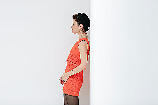女模特,橙色,连衣裙,倚靠,白墙