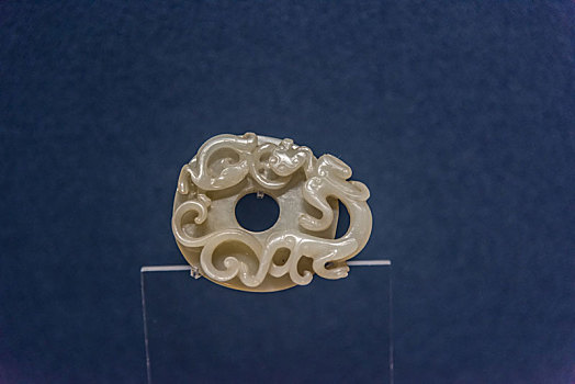 上海博物馆的元代玉饰双螭纹饰