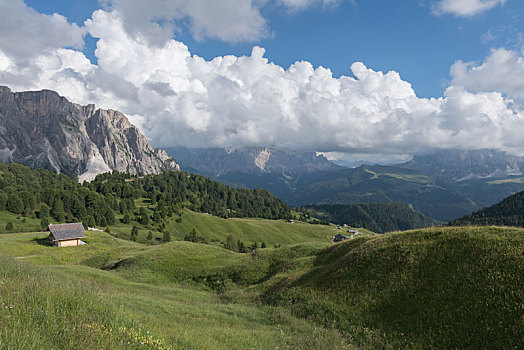 意大利多洛米蒂著名景点刀锋山山顶草原风光和悬崖的壮丽景色